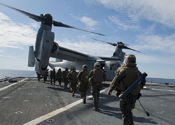 Binh sĩ tiếp cận trực thăng Osprey MV-22